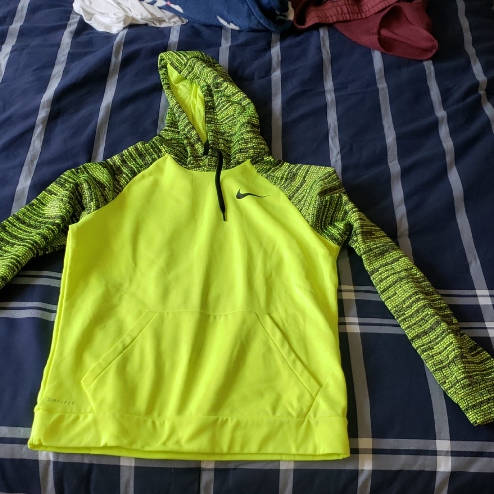 Medium men's Nike dry-fit hoodie w/ front pocket